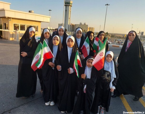 عکس | دختران چادری با پرچم ایران تیم ملی را راهی جام جهانی ۲۰۲۲ ...