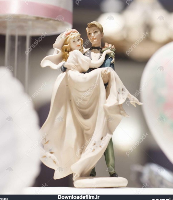 عروسی عروس و داماد چند عروسک در کیک عروسی 1229168