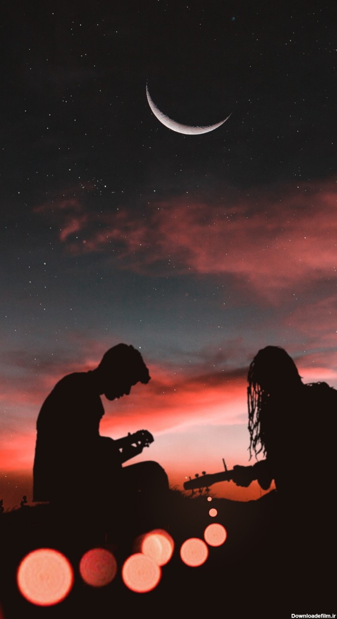 عکس زمینه پسر و دختر در حال نواختن گیتار در شب پس زمینه | والپیپر گرام