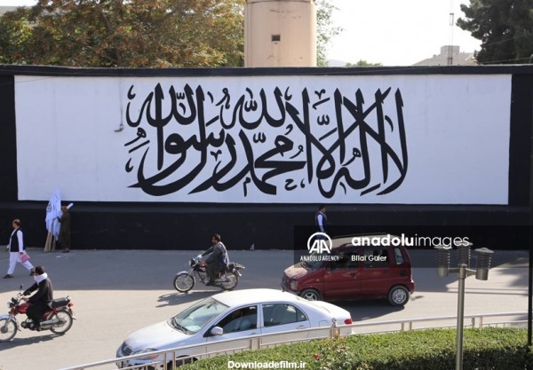 نقش پرچم طالبان روی دیوار سفارت آمریکا در کابل - Anadolu Ajansı