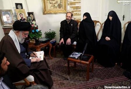 لحظاتی از حضور رهبر انقلاب در منزل شهید محمدحسین حدادیان