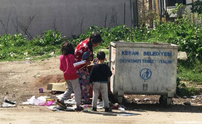 مشرق نیوز - عکس/ شادی کودکان ترکیه‌ای در کنار سطل زباله