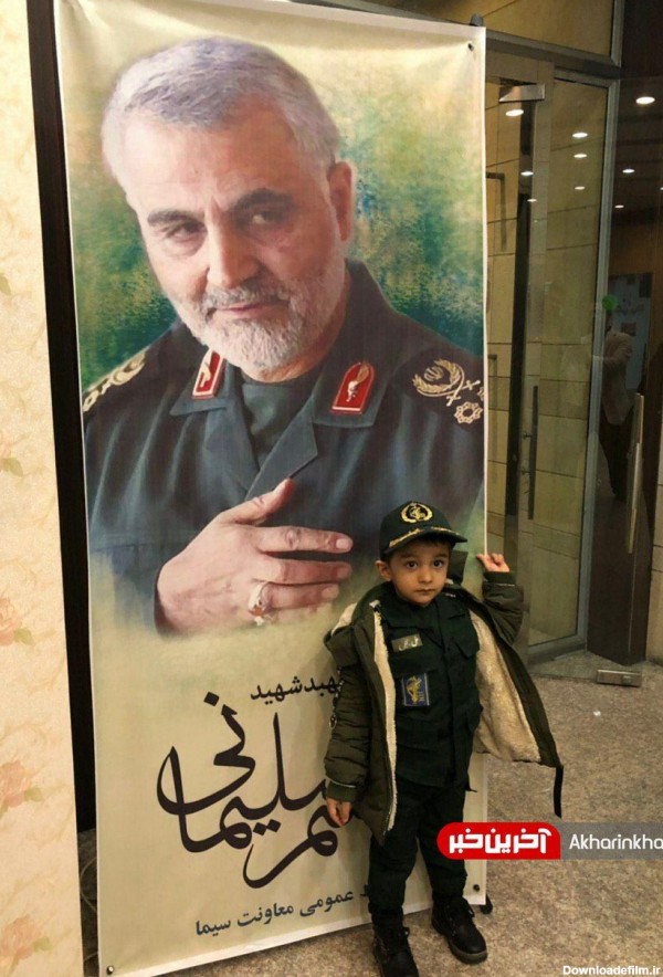 فرزند شهید حججی در کنار عکس حاج قاسم - عکس ویسگون
