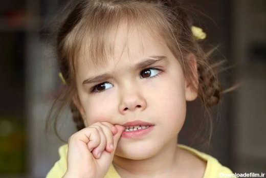 بررسی علت ناخن جویدن کودکان و 8 راهکار درمان موثر ناخن جویدن کودک