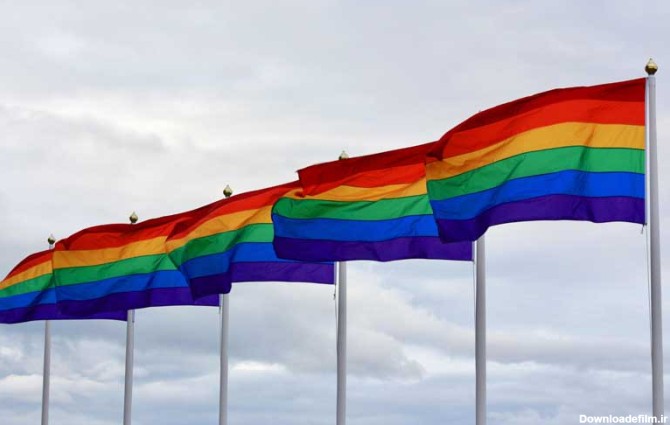 عکس پرچم های رنگارنگ روی میله