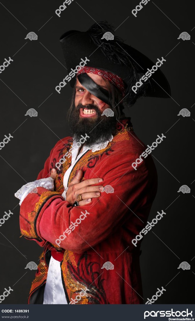 پرتره مرد خوش تیپ با لباس دزدان دریایی 1486391