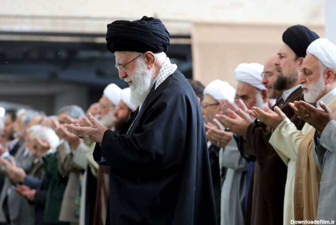 ببینید | اشک‌های رهبر انقلاب در قنوت نماز عید فطر