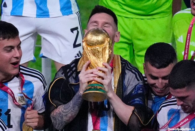 عکس | کپی جام جهانی در دست مسی - خبرآنلاین