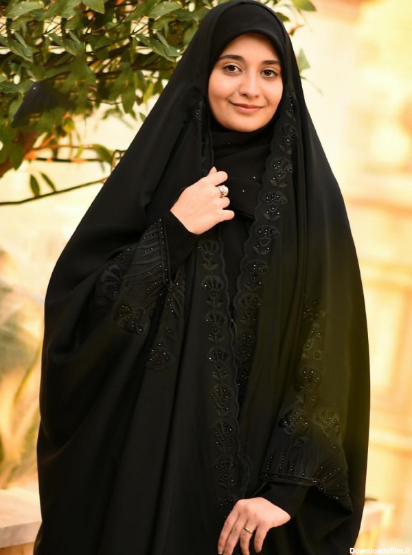 عکس زن با چادر عربی