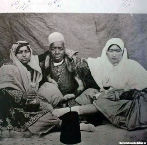 زنان حرمسرا دست در گردن خواجه حرمسرا!!+عکس