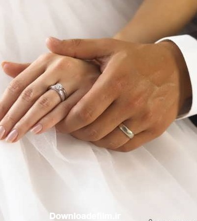 ژست عکس با حلقه برای عروس و داماد با ایده های عاشقانه جذاب