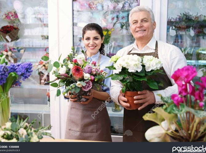 گل فروشی زن و مرد در گل فروشی 1350086