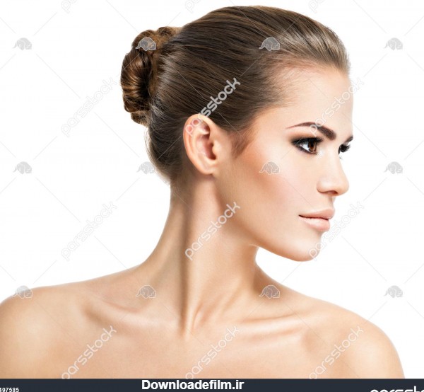 چهره پروفایل زن جوان جدا شده در پس زمینه سفید 1497585
