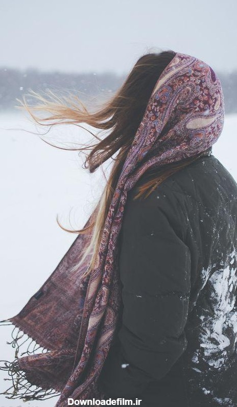 عکس دختر از پشت سر با شال در برف