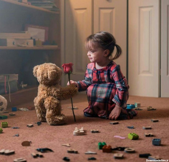 عکس دختر بچه با خرس عروسکی