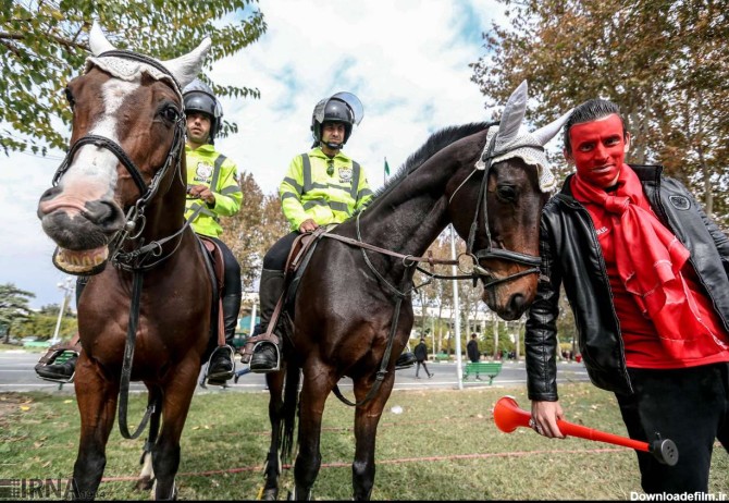 آخرین خبر | عکس/ سلفی پرسپولیسی‌ها با پلیس اسب سوار