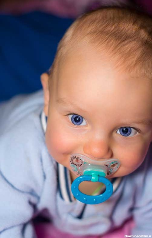 دانلود عکس نوزاد با پستونک در دهان