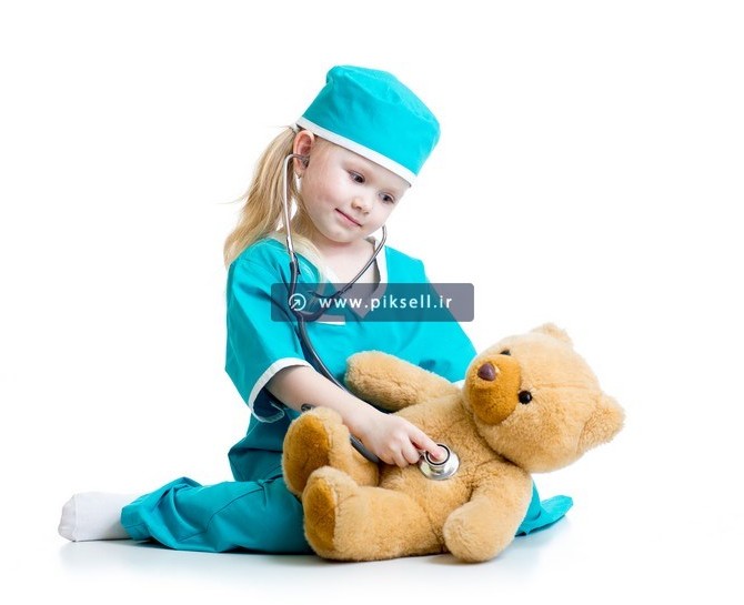 دانلود عکس با کیفیت دخترک در حال معاینه خرس عروسکی