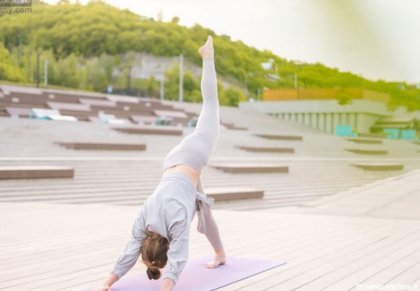 ورزش یوگا به حفظ تعادل بدن و تقویت عضلات کمک می‌کند.