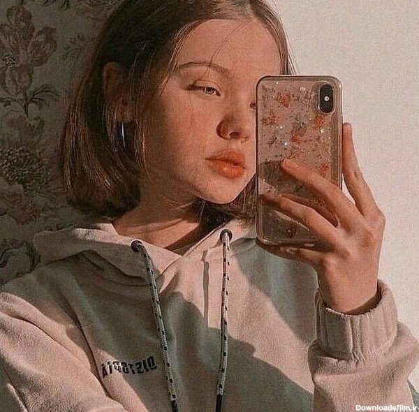 عکس دختر جلوی آینه برای پروفایل