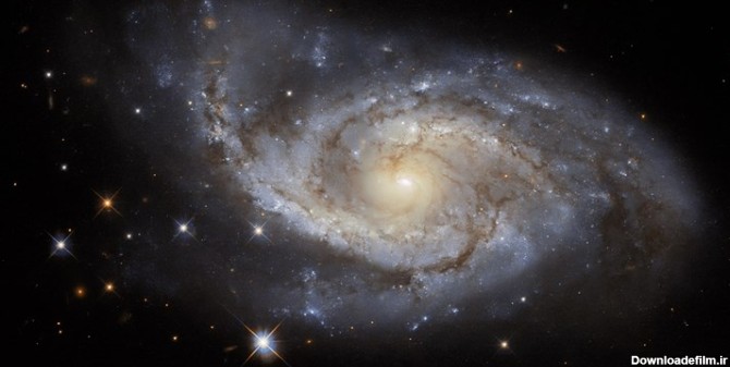 تصویر یک کهکشان که 115 میلیو ن سال نوری با زمین فاصله دارد ...
