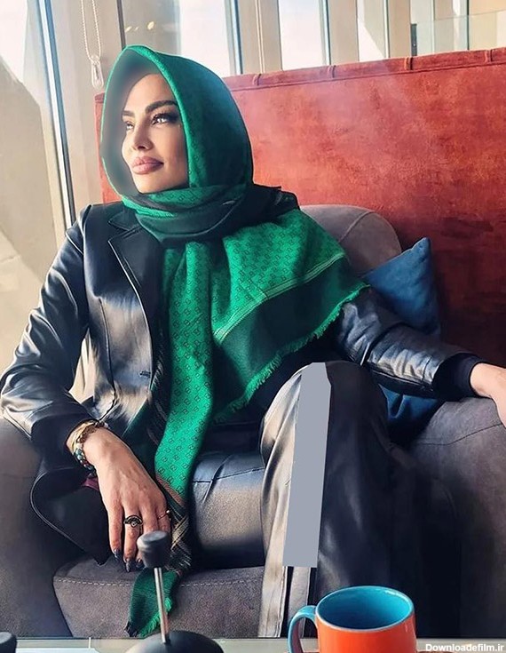 خانم مجری مشهور شبکه‌ ماهواره‌ای شبخیز با حجاب عجیب در تهران!