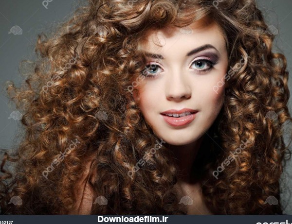 زن جوان زیبا با موهای فرفری بلند 1152127