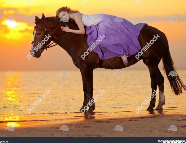 زن زیبا سوار بر اسب در غروب آفتاب در ساحل زن جوان 1512376