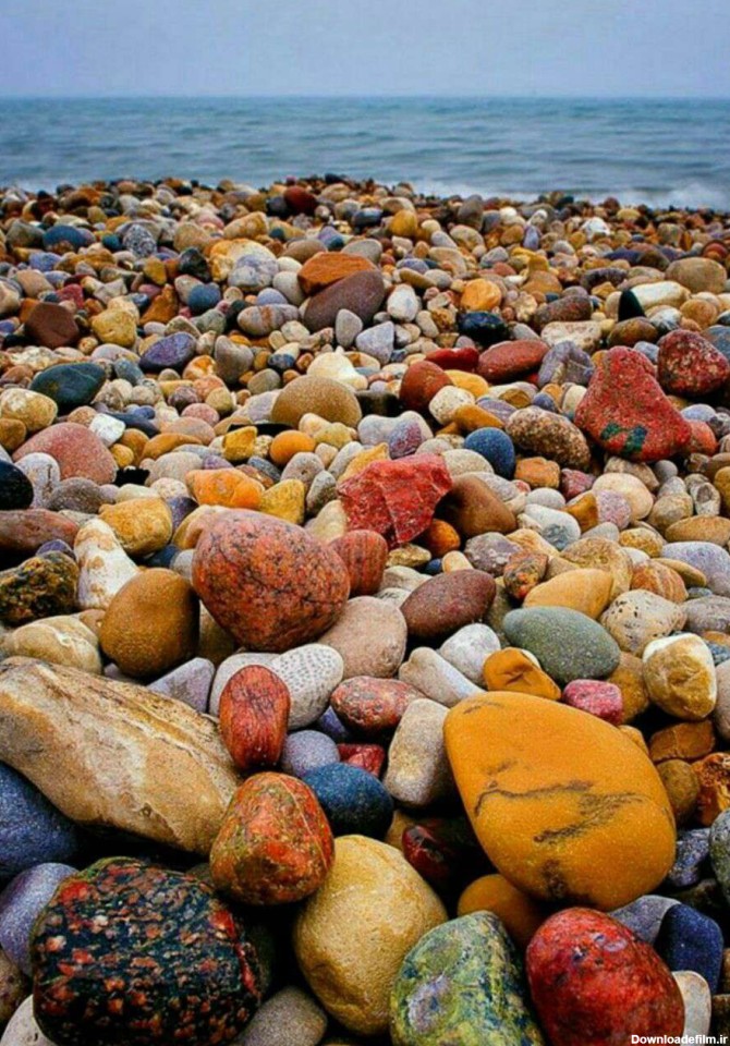 سنگهایی با رنگهای کاملاً طبیعی و شکل های زیبا و متنوع در ساحل ...