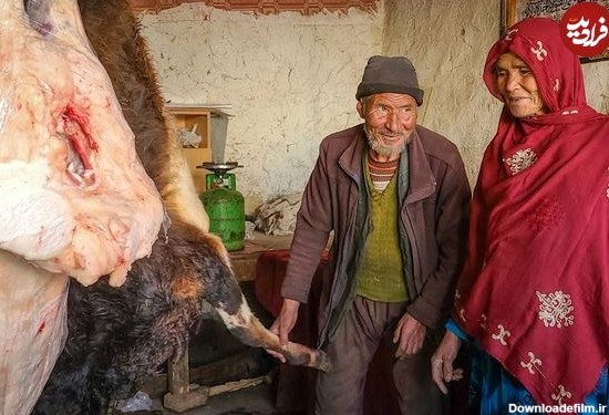 (ویدئو) پخت غذای محلی با گوشت چرخ کرده و نان ساجی توسط زوج غارنشین افغانستانی