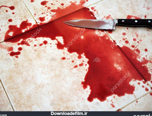 تصویر مفهومی از یک چاقوی تیز با خون بر روی آن بر روی کاشی استراحت ...