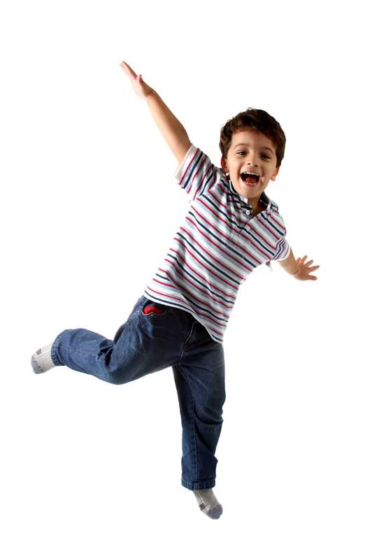 دانلود تصویر با کیفیت پسر بچه در حال بازی و شادی کردن
