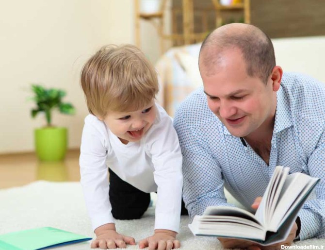 دانلود تصویر باکیفیت پدر و پسر بازیگوش در حال مطالعه کتاب