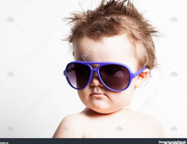 کودک با عینک آفتابی و پس زمینه سفید 1064014