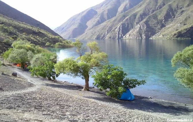 گردشگرانی که در کنار دریاچه گهر کمپ زده اند
