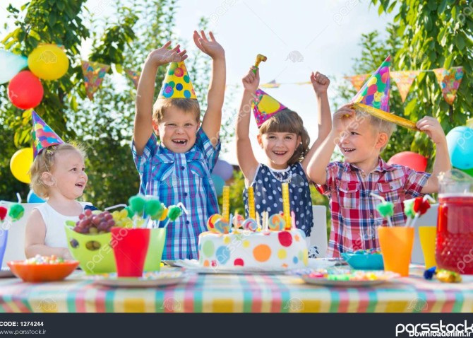 گروهی از بچه ها که در جشن تولد سرگرم می شوند 1274244