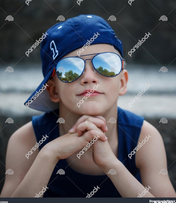 پرتره پسر کوچک شیک در عینک آفتابی و کلاه چیلدو 1520540