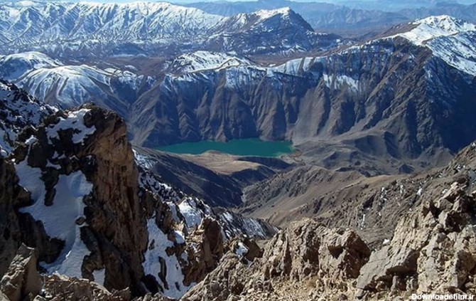 دریاچه ای فیروزه ای در وسط کوه ها