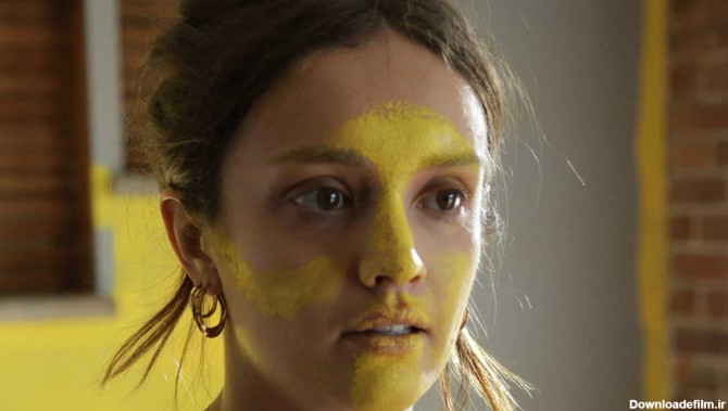 رنگ زرد روی چهره بهت زده الیویا کوک، بازیگر سریال خاندان اژدها در فیلم Little Fish، یکی از بهترین فیلم های عاشقانه 2021