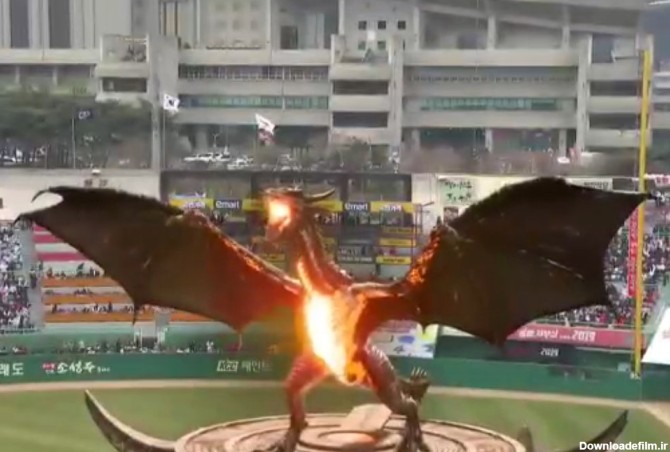 فیلم | پرواز اژدهای آتش‌خوار هواداران بیس‌بال را میخکوب کرد