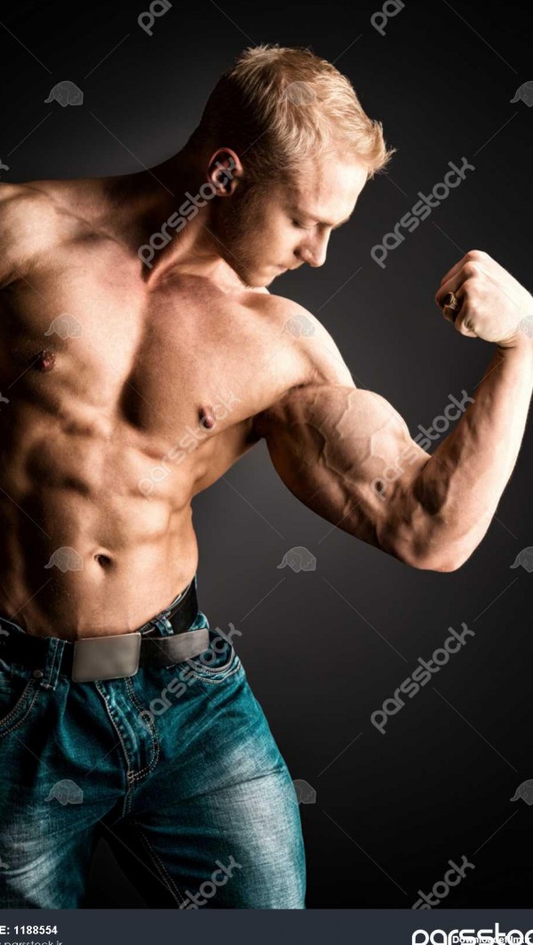 مرد بدنساز عضلانی نما بر زمینه تیره مردان 39 زیبایی ها ورزش 1188554