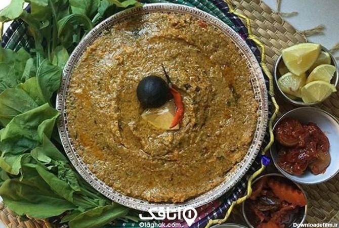 غذاهای سنتی مضروبه در یکظرف استیل تزیین شده با لیمو و لیمو امانی و فلفل