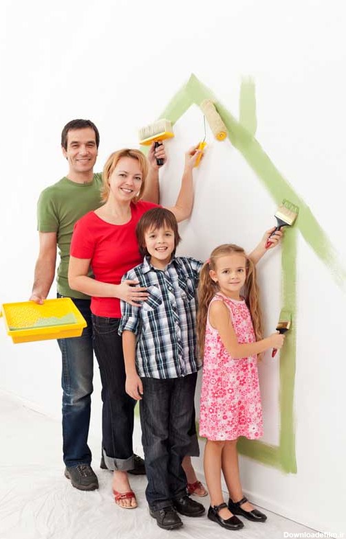 دانلود تصویر اعضای خانواده در حال نقاشی دیوار ساختمان