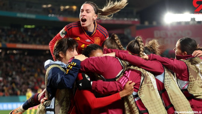 ملکه اسپانیا در جشن قهرمانی جام جهانی فوتبال زنان/ جام روی دست ...