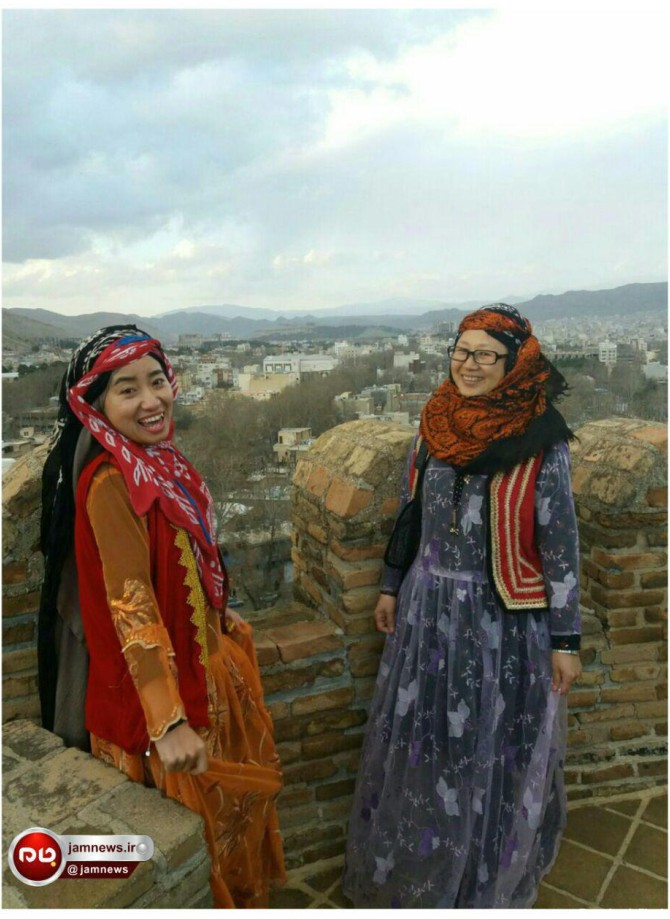 = توریست‌های چینی با لباس محلی زنان لرستان