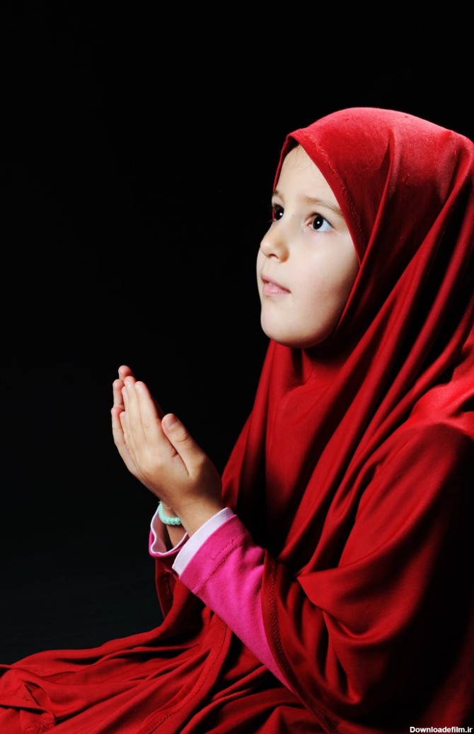 دانلود تصویر شاتراستوک دختربچه درحال دعا زمینه سیاه کد1352390843 ...