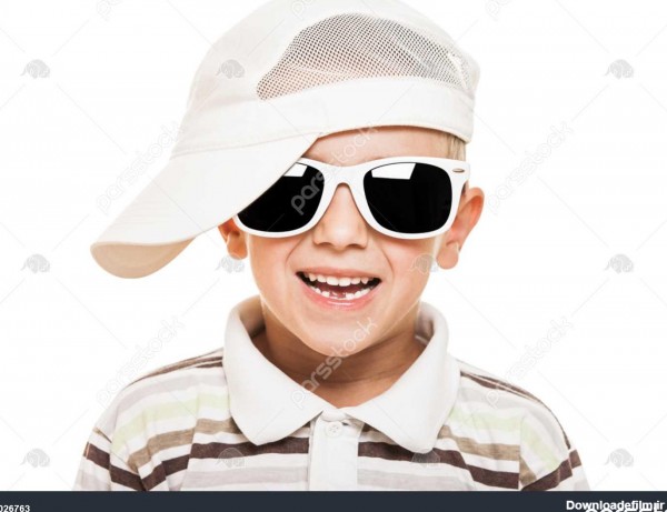 زیبایی لبخند پسر بچه در عینک آفتابی و کلاه سفید جدا شده 1026763