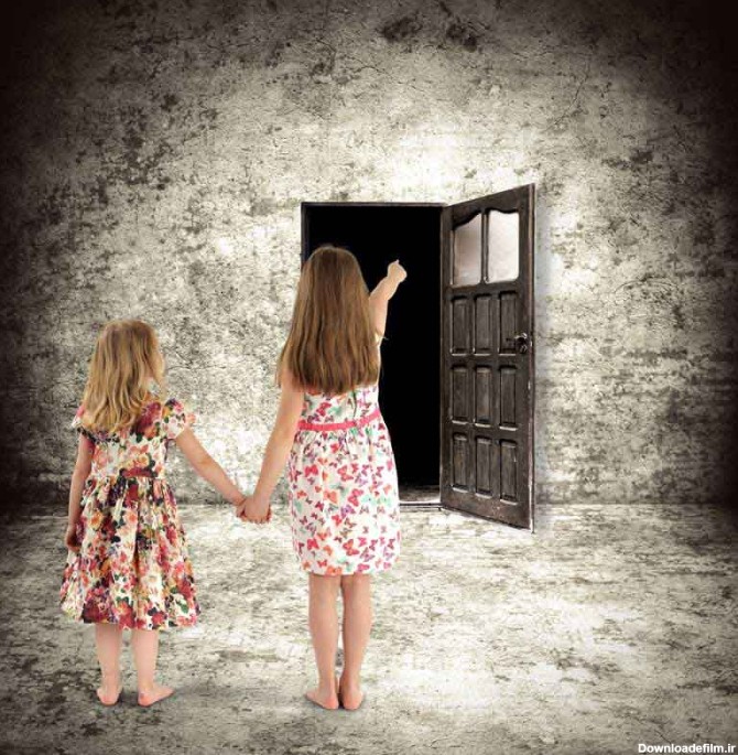 دانلود تصویر با کیفیت دو دختر در اتاق تاریک