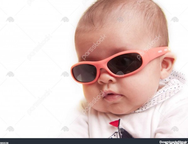 کودک با عینک آفتابی 1095538