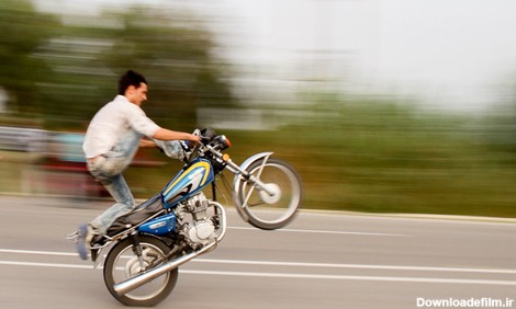 فرارو | (تصاویر) حرکات خطرناک موتورسواران جوان